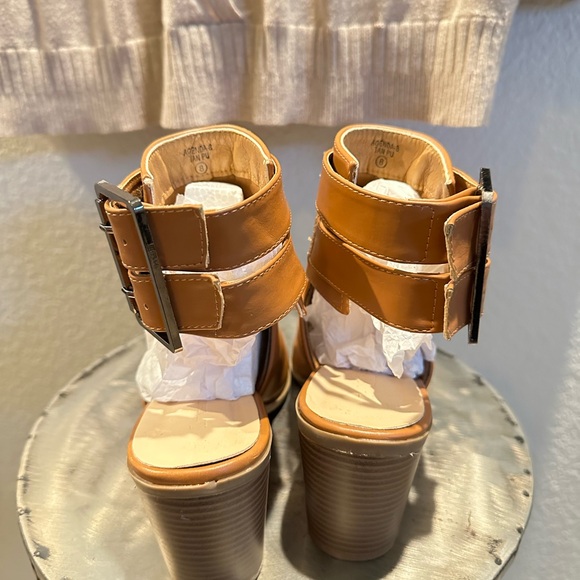 Lov Mark| Agenda Twin Buckle Booties| Size 8 - Picture 4 of 7